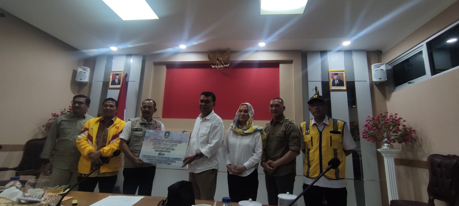 Sekdaprov Adi Prihantara Serahkan Langsung Bantuan Dari Pemprov Kepri Untuk Bencana Banjir di Natuna