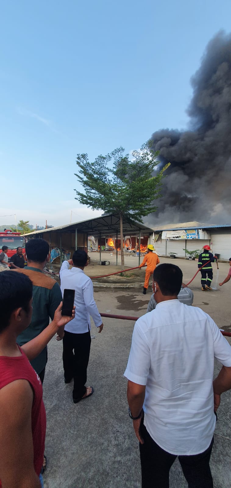 Gubernur Ansar Saksikan Proses Pemadaman Kebakaran Kios di Punggur