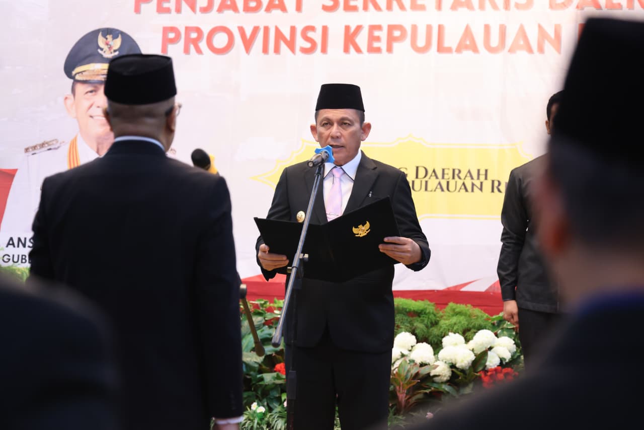 Gubernur Ansar Lantik Luki Zaiman Prawira sebagai Penjabat Sekretaris Daerah Provinsi Kepri