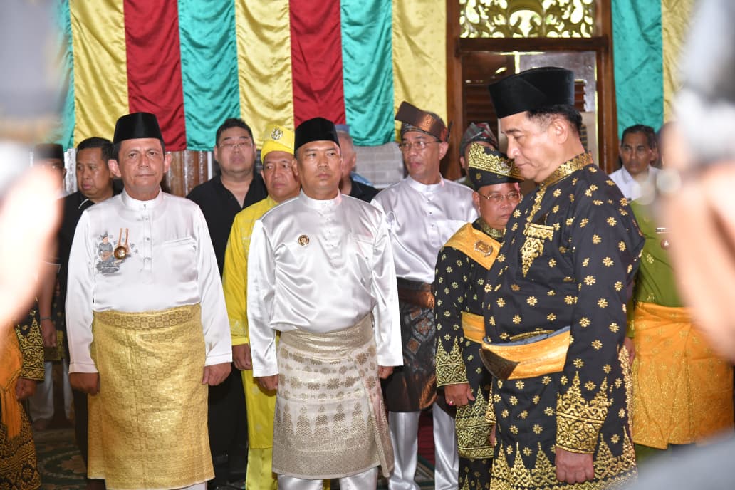 Menko Yusril Ihza Mahendra Terima Gelar Adat “Dato’ Seri Indera Nara Wangsa” dari LAM Kepri