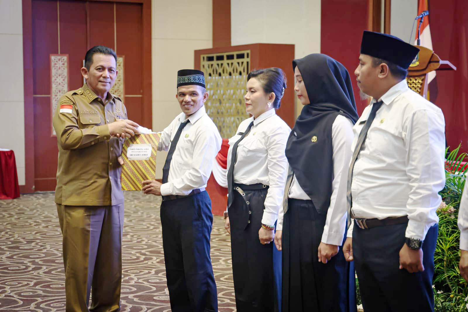 Gubernur Ansar Serahkan SK Untuk 703 Orang PPPK Tenaga Guru