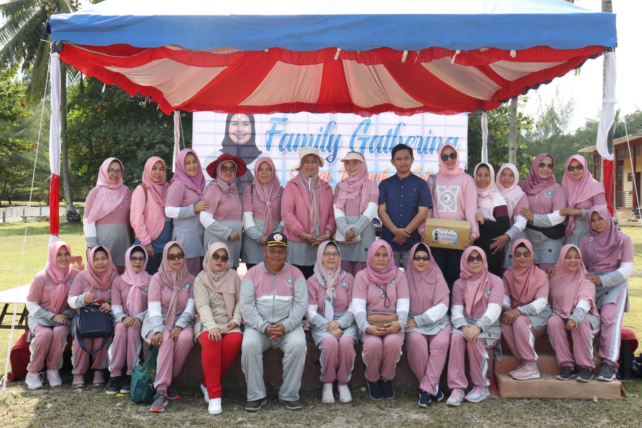 Dewi Ansar dan Organisasi Wanita Kepri Gelar Bersih Sampah di Pantai Dugong