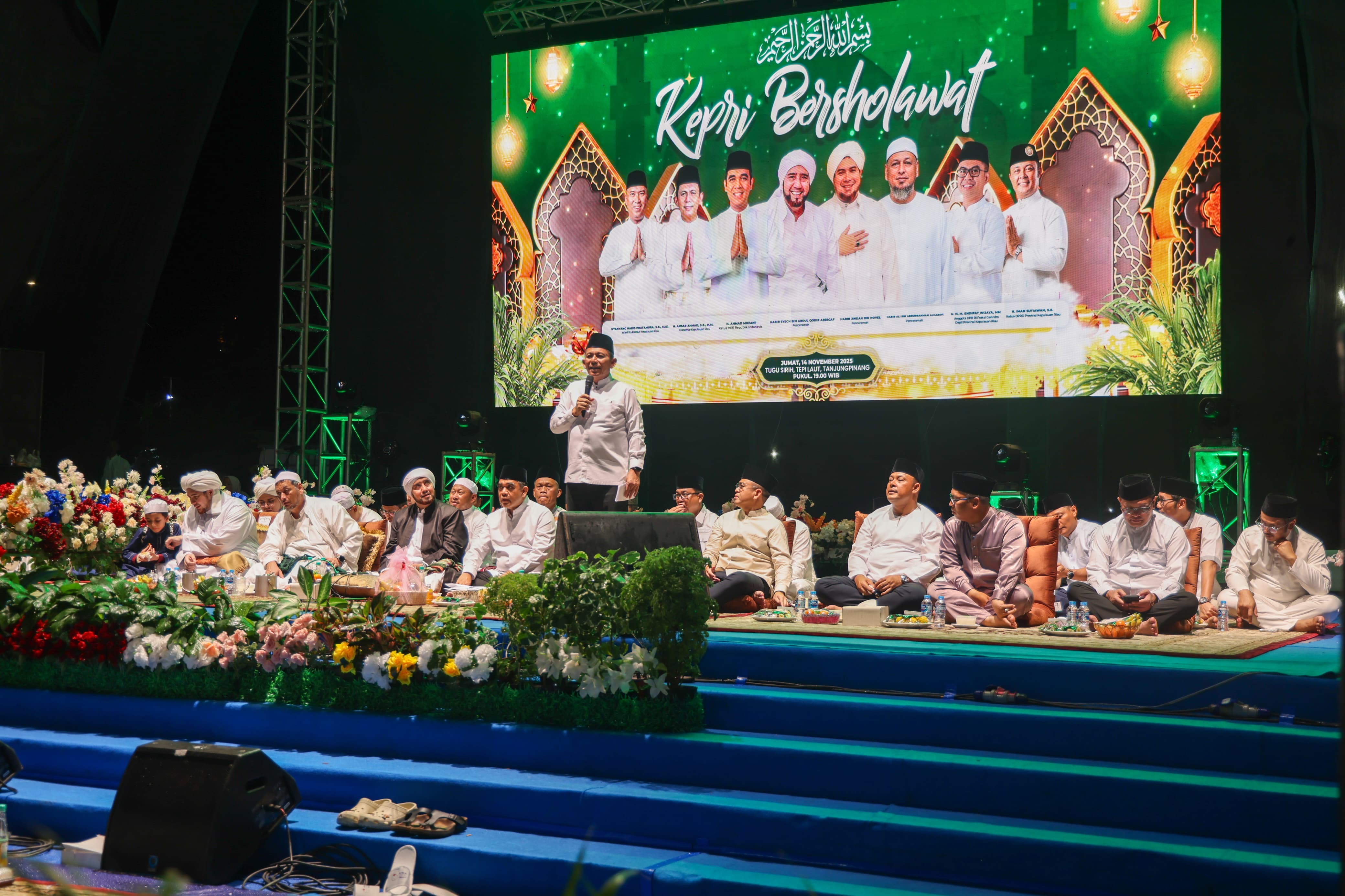Syahdunya Kepri Bersholawat, Ribuan Jamaah Bersatu di Gurindam 12