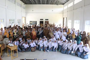 Dewi Ansar Serahkan Akta Notaris Koperasi Sekolah Ke SMK N 1 Gunung Kijang