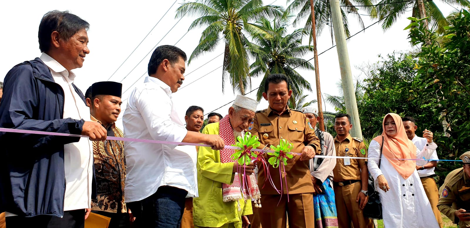 Ansar Resmikan Jalan Trans Batubi - Klarik di  Natuna, Untuk Mendongkrak Perekonomian Masyarakat