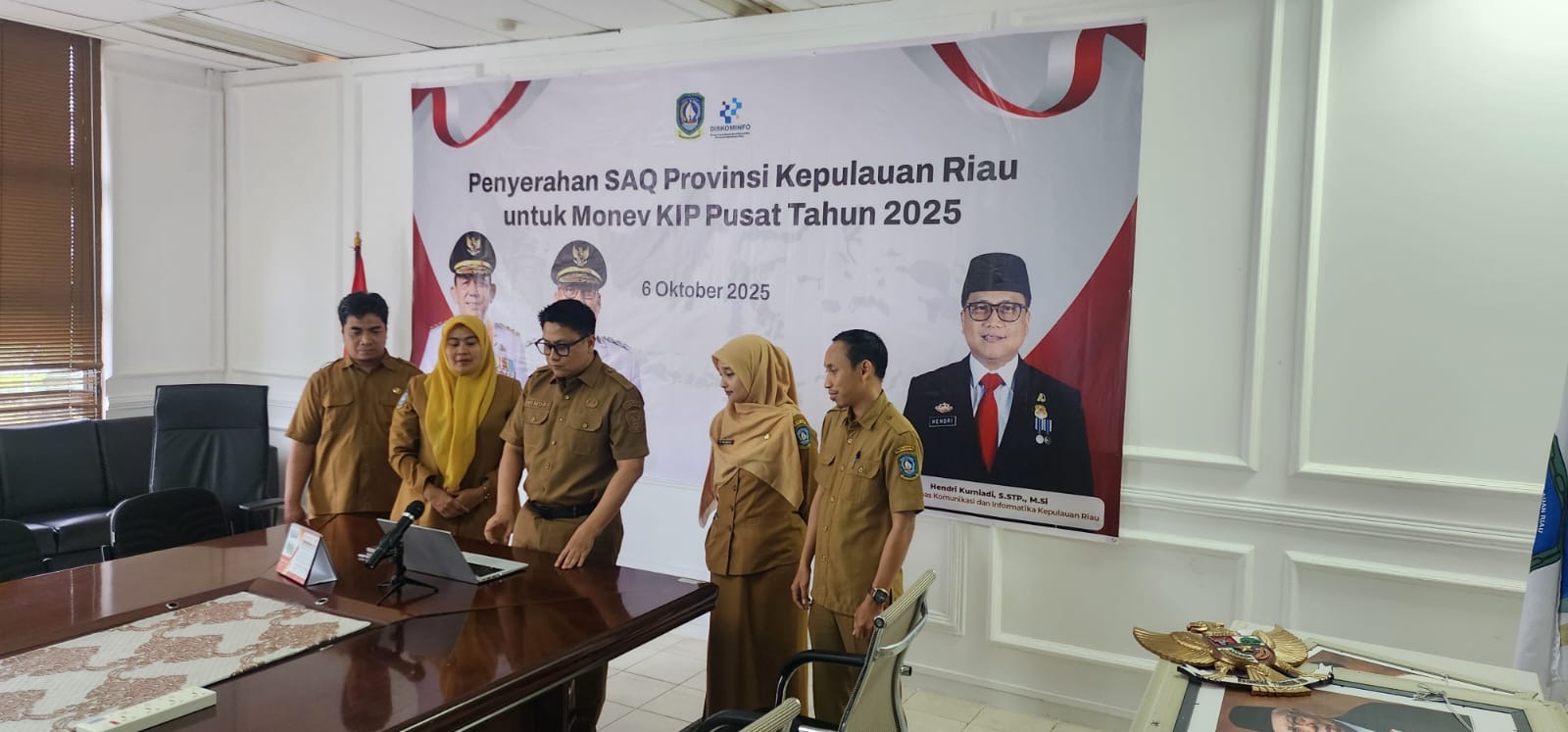 Kepala Dinas Kominfo Kepri Serahkan SAQ Monev Keterbukaan Informasi Publik 2025, Komitmen Transparansi Pemerintah Daerah Diperkuat