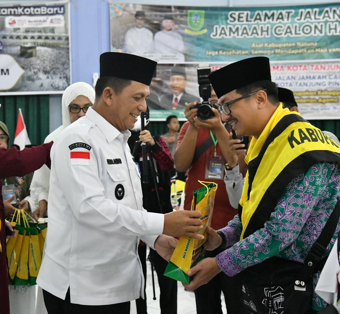 Gubernur Ansar Lepas Jamaah Calon  Haji Kloter 1 di Embarkasi Batam
