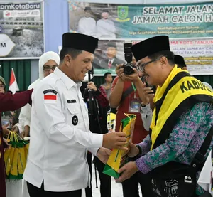 Gubernur Ansar Lepas Jamaah Calon  Haji Kloter 1 di Embarkasi Batam