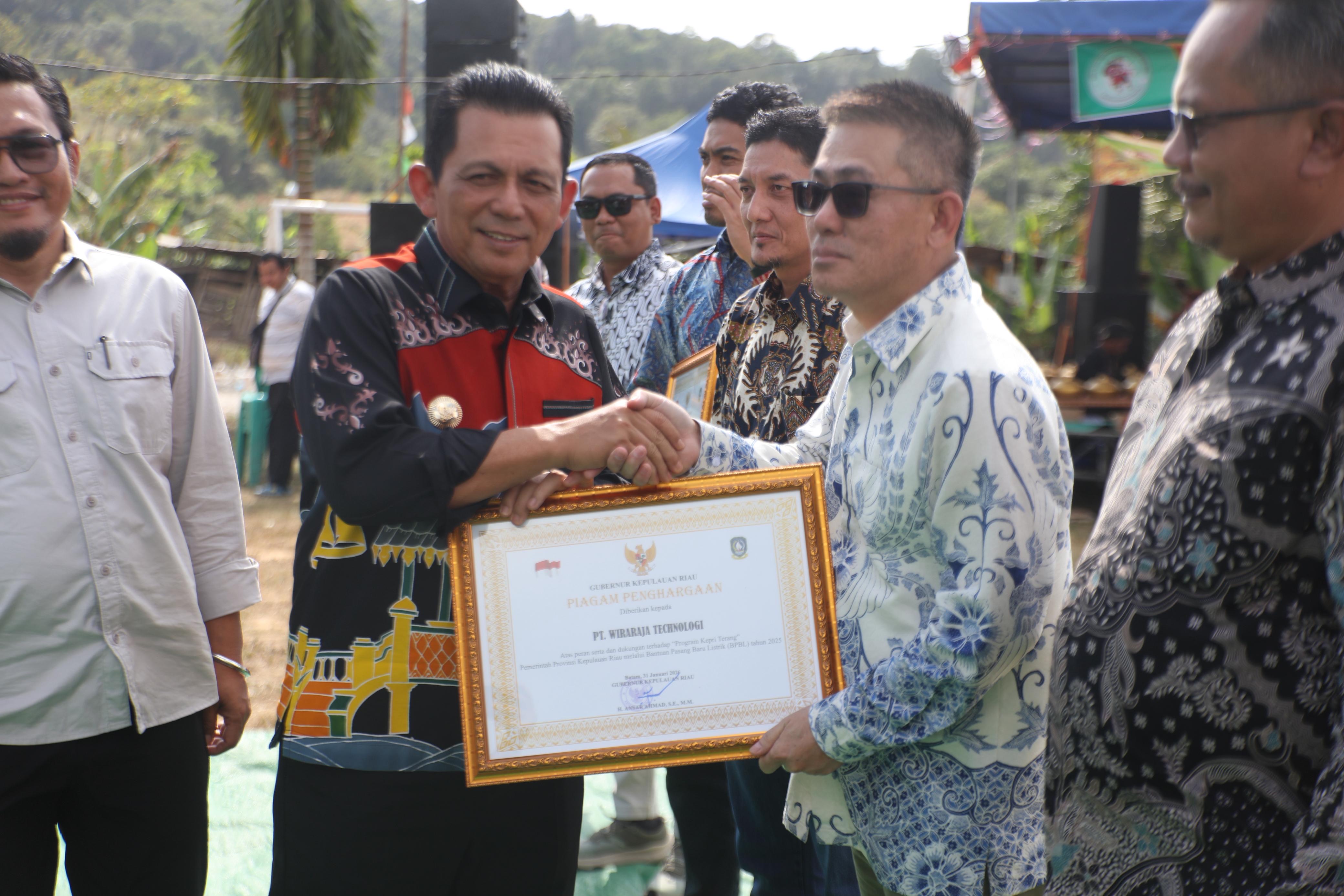 Program Kepri Terang Hadir di Kampung Tembesi Sidomulyo, Gubernur Ansar Resmikan Listrik 24 Jam