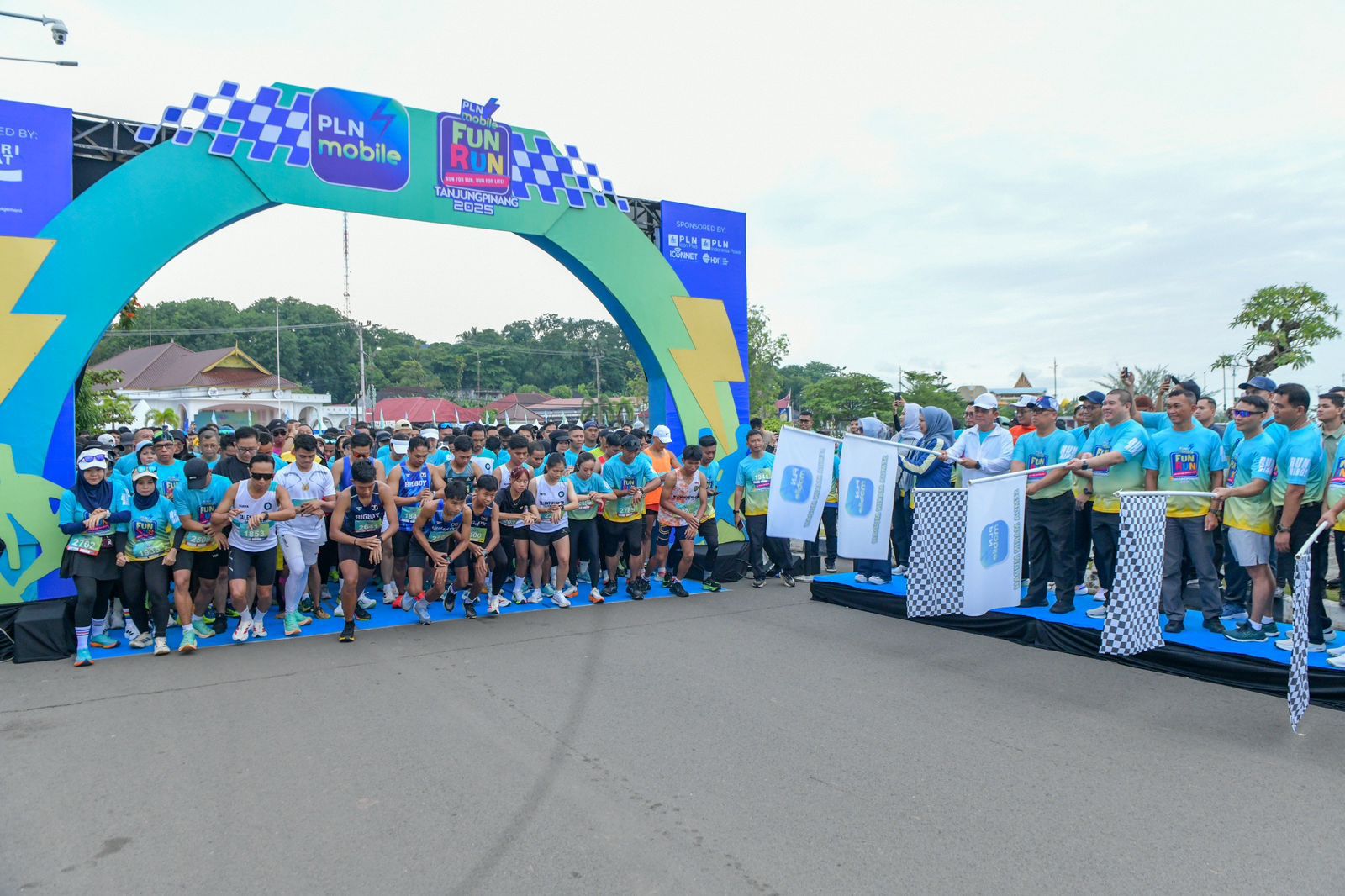 Ribuan Peserta Meriahkan PLN Mobile Fun Run 2025, Gubernur Ansar Lepas Start dari Tugu Sirih