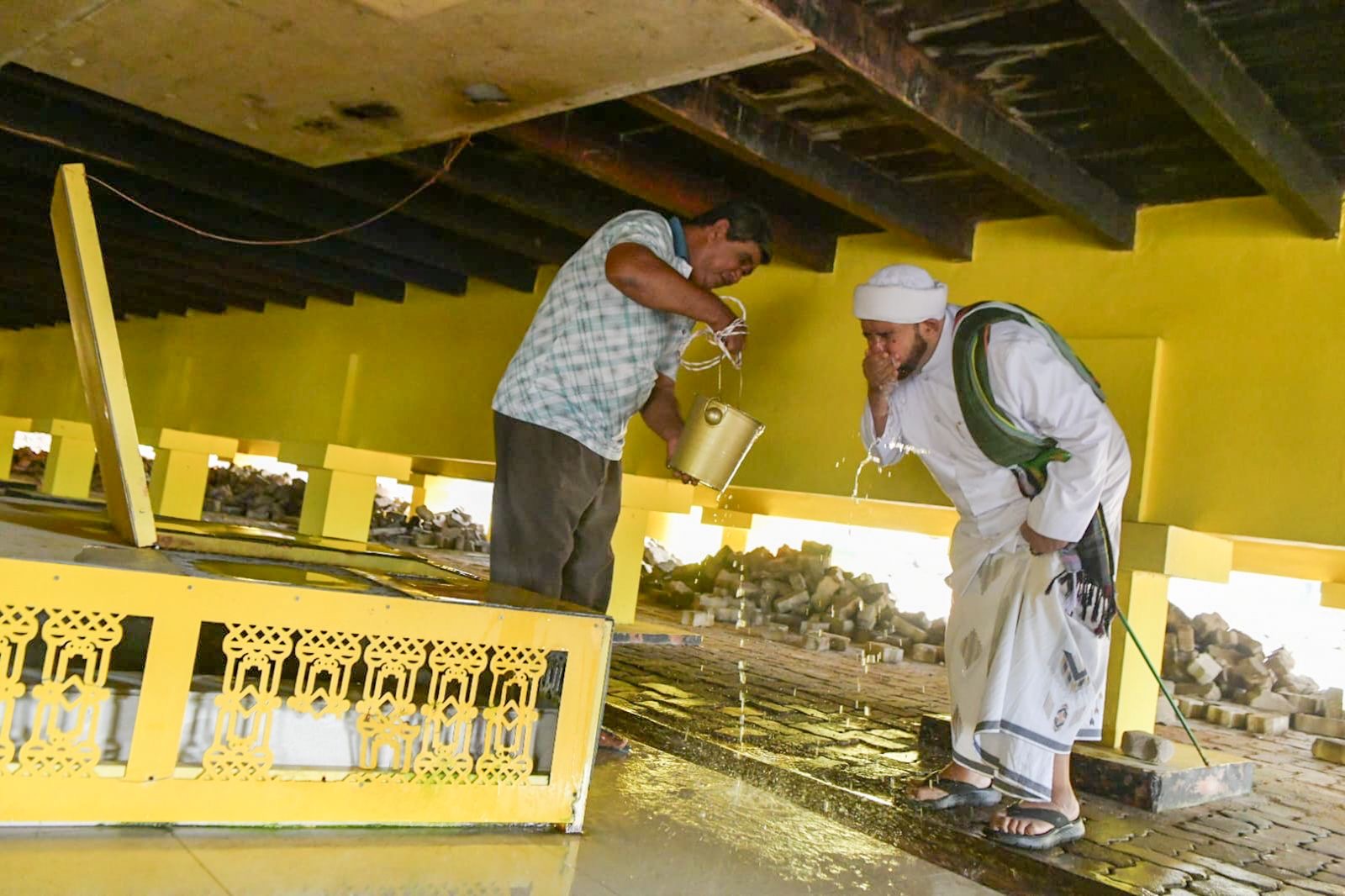 Gubernur Ansar Dampingi Ketua MPR RI dan Habib Syech Tunaikan Salat Jumat di Pulau Penyengat