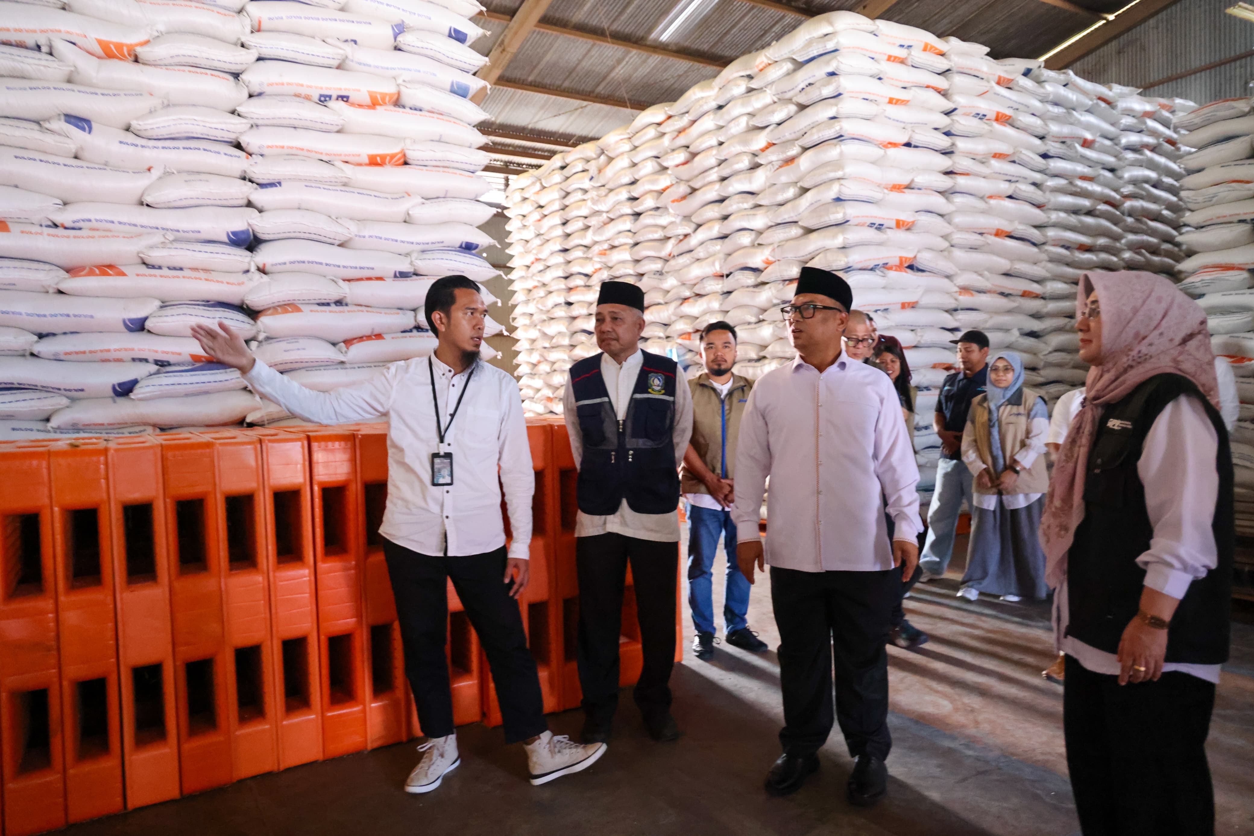 Tinjau Kesiapan Mudik dan Pangan, Wagub Nyanyang Pastikan Pelayaran Lancar dan Stok Beras Aman 3 Bulan ke Depan