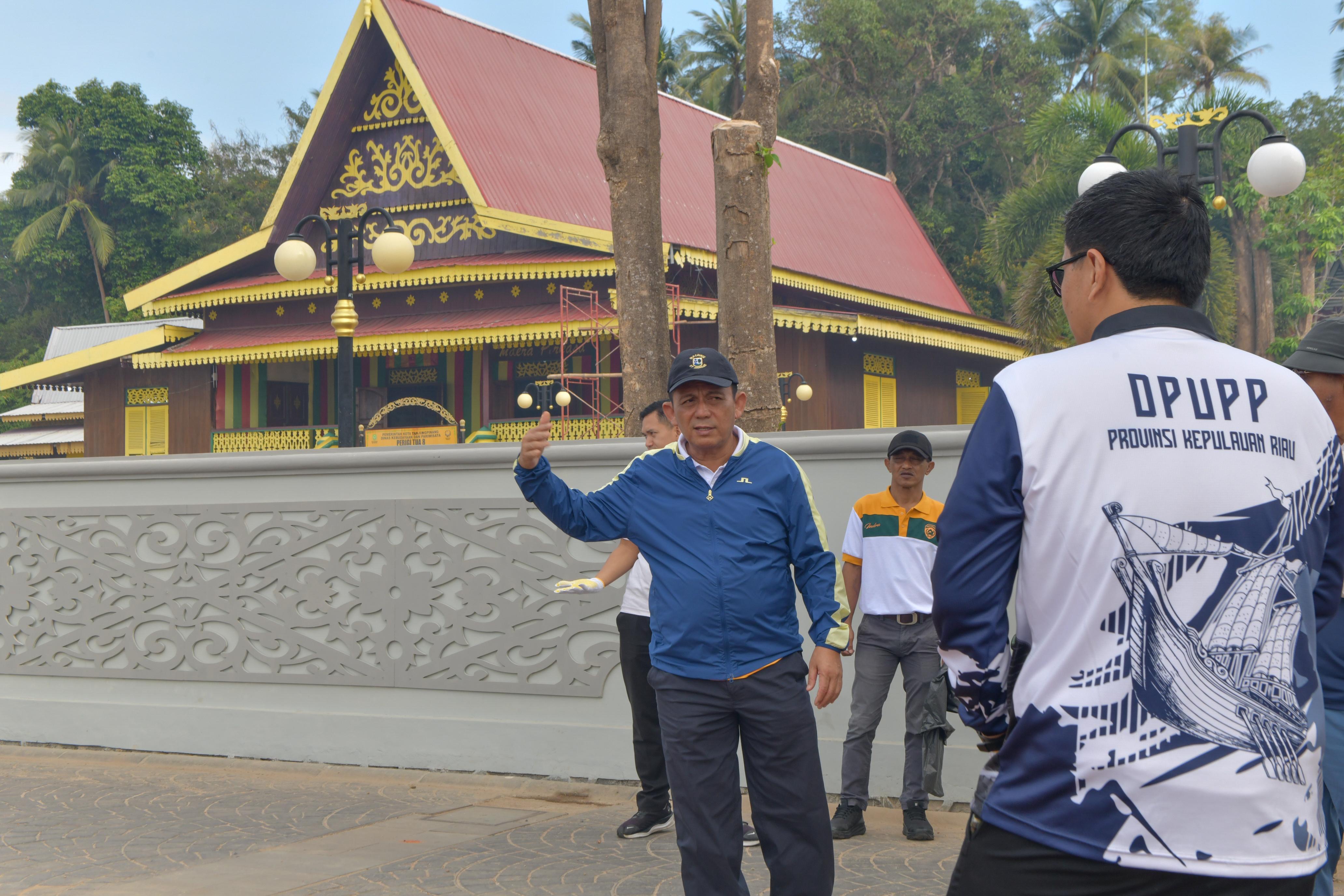 Pulau Penyengat dan Taman Gurindam 12 Dibersihkan, Gubernur Ansar Pimpin Goro