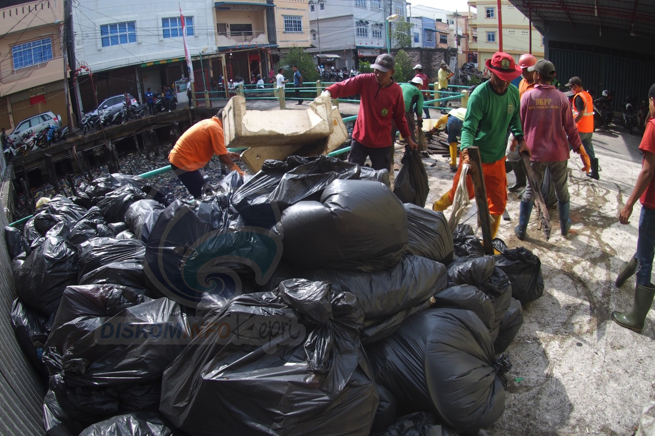 DLH: Tumpukan Sampah Pesisir Tanjungpinang Capai Ketebalan 3,5 Meter