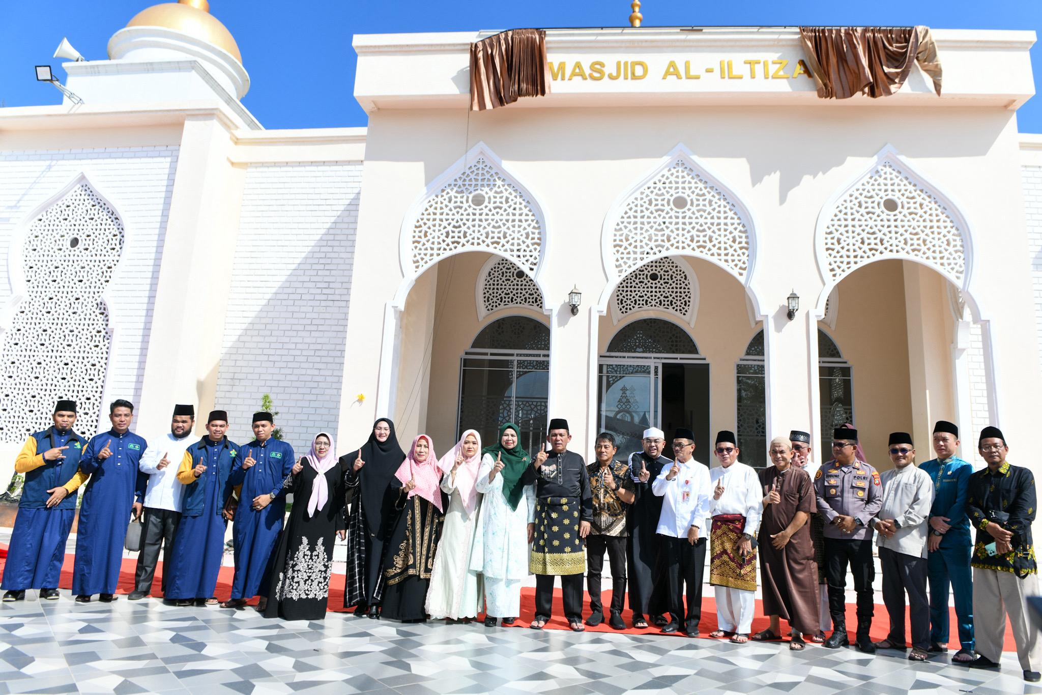 Penuh Khidmat, Gubernur Ansar dan Jamaah Hadiri Tabligh Akbar Masjid Al-Iltizam