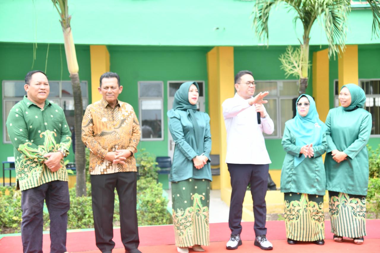 Gubernur Ansar Dampingi Mendag RI Budi Santoso Tinjau Siswa Penerima Manfaat MBG di Sekolah Ibnu Sina Batam