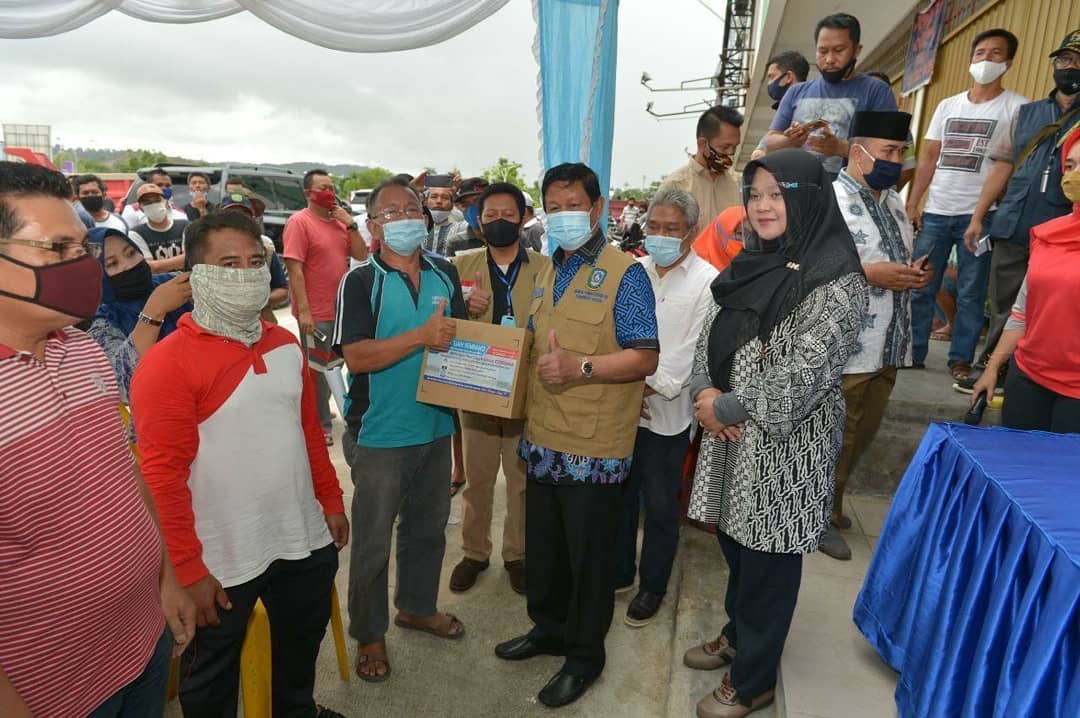 Plt Gubernur Isdianto Bagi Sembako Untuk Warga Sagulung, Ini Tidak Mencukupi Tapi Meringankan