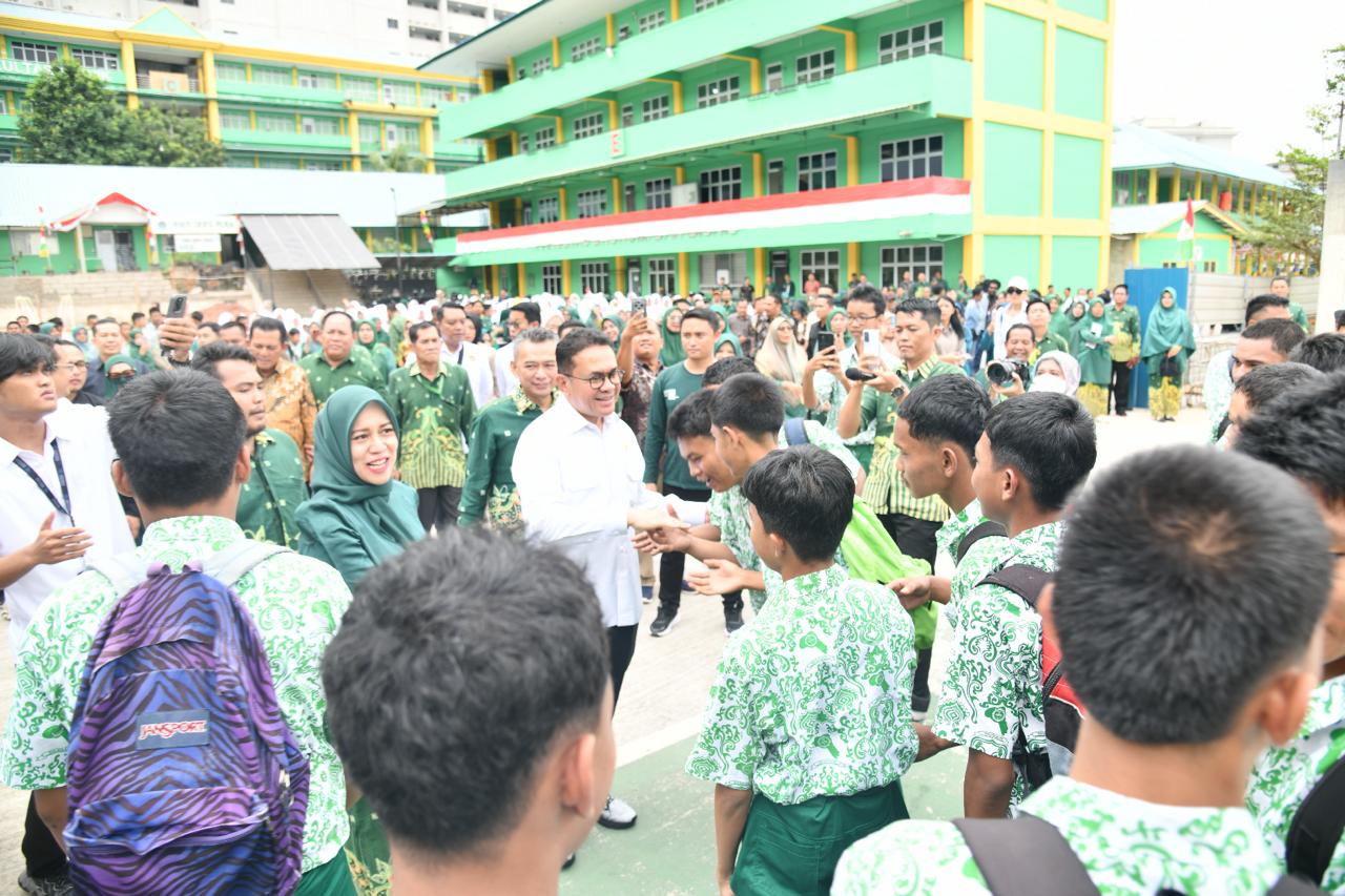 Gubernur Ansar Dampingi Mendag RI Budi Santoso Tinjau Siswa Penerima Manfaat MBG di Sekolah Ibnu Sina Batam