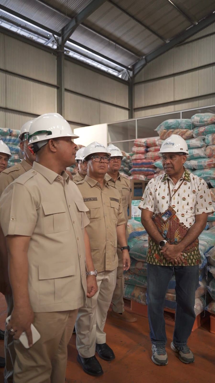 Pastikan Ketahanan Pangan Kepri Aman, Wagub Nyanyang Dampingi Endipat Wijaya Kunjungi Perum Bulog Batam