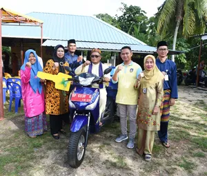 Ketua TP-PKK Kepri Serahkan Motor Angkut Sampah kepada Masyarakat Sei Nam