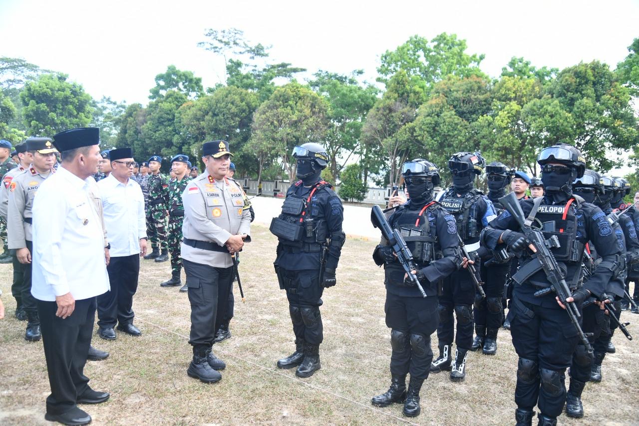 Gubernur Ansar dan Wagub Nyanyang Hadiri Apel Gelar Pasukan Operasi Ketupat Seligi 2026 di Polda Kepri