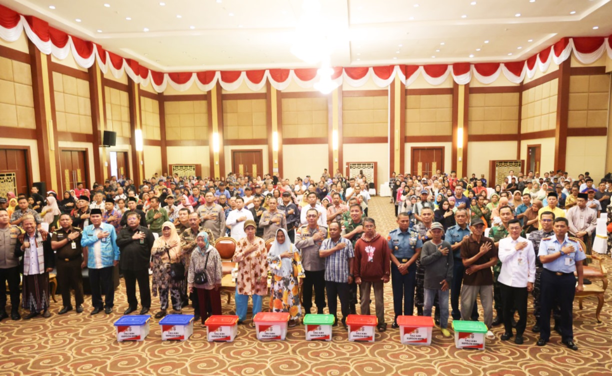 Kapolda Kepri Serahkan 500 Paket Sembako dalam Bakti Sosial Polri Peduli Masyarakat