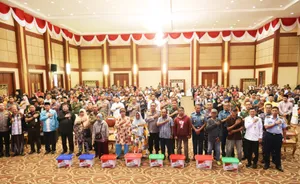 Kapolda Kepri Serahkan 500 Paket Sembako dalam Bakti Sosial Polri Peduli Masyarakat