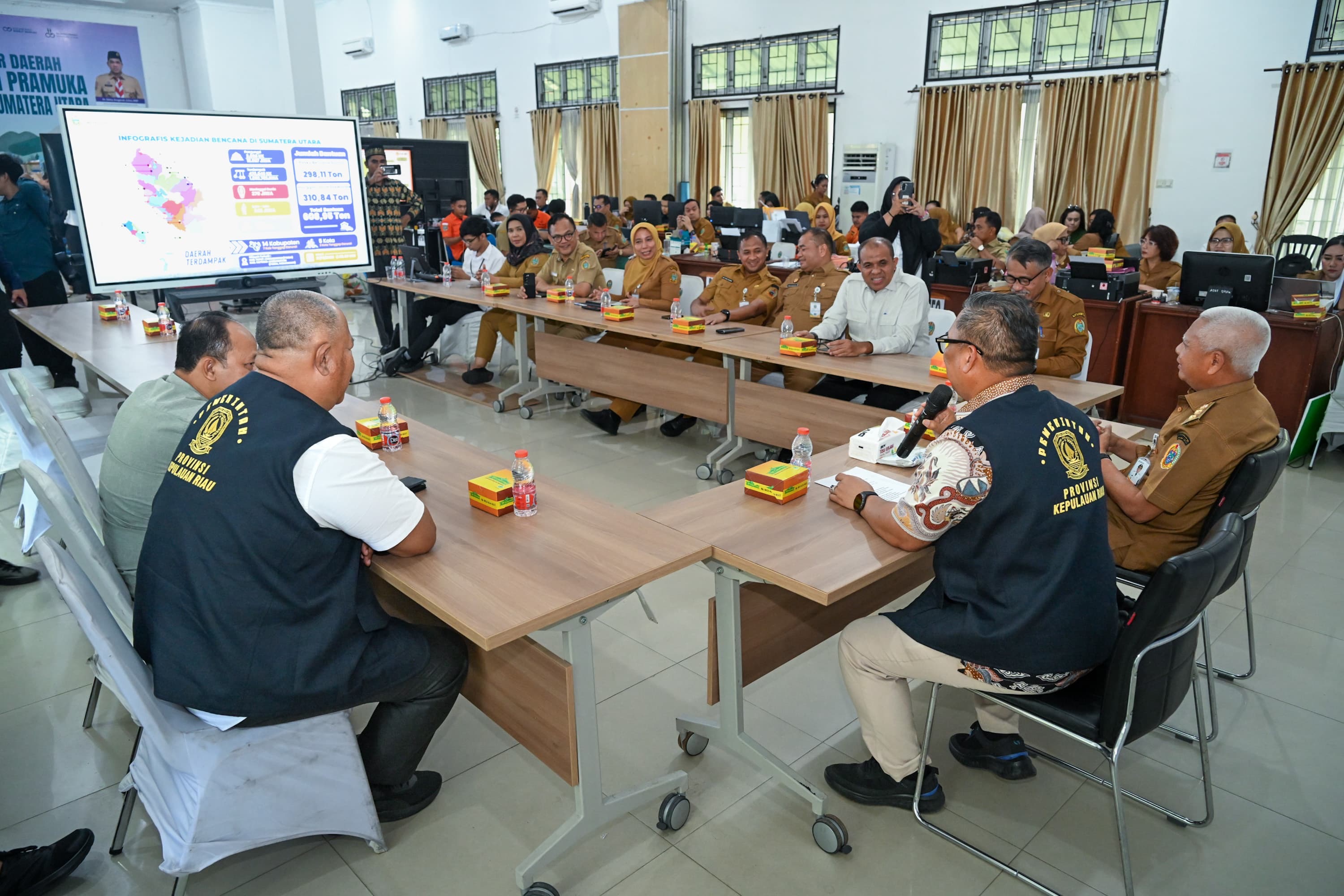 Wagub Nyanyang Serahkan Bantuan Rp1,153 Miliar untuk Korban Bencana di Sumut