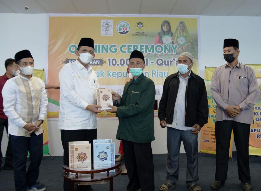 Gubernur Ansar Terima 10.000 Al Quran dari Yayasan Amirul Ummah Indonesia