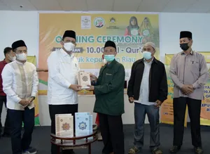 Gubernur Ansar Terima 10.000 Al Quran dari Yayasan Amirul Ummah Indonesia
