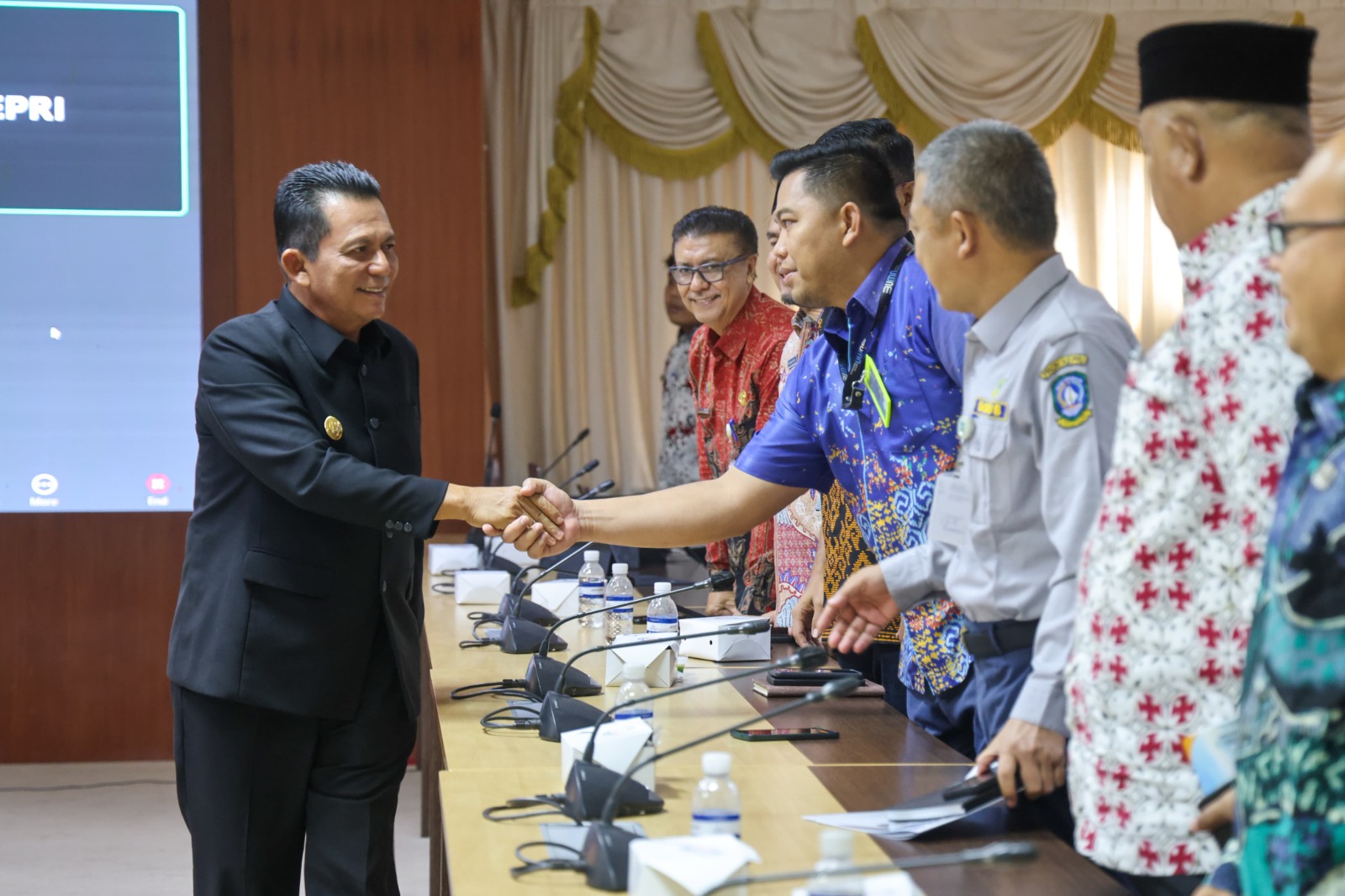 Gubernur Ansar Pimpin Rapat Persiapan Peluncuran Koperasi Desa Merah Putih di Kepri