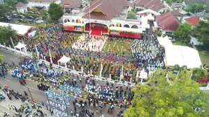 Dewi Ansar Bersama Ribuan Masyarakat Tanjungpinang Ikut Senam Sehat dan Bakti Sosial