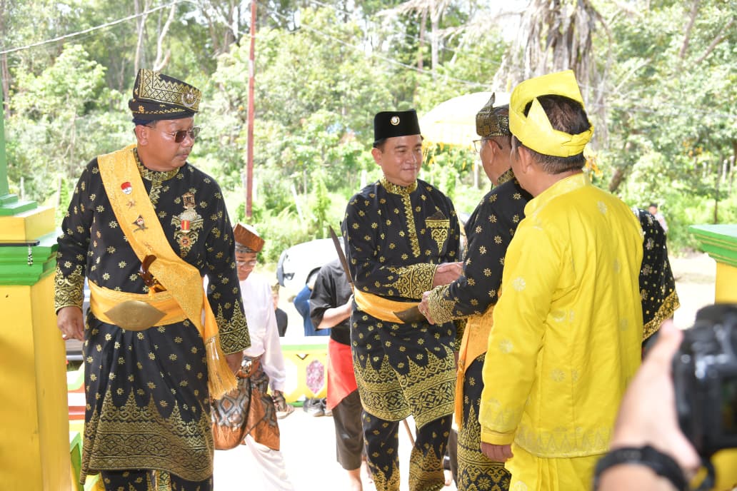 Menko Yusril Ihza Mahendra Terima Gelar Adat “Dato’ Seri Indera Nara Wangsa” dari LAM Kepri
