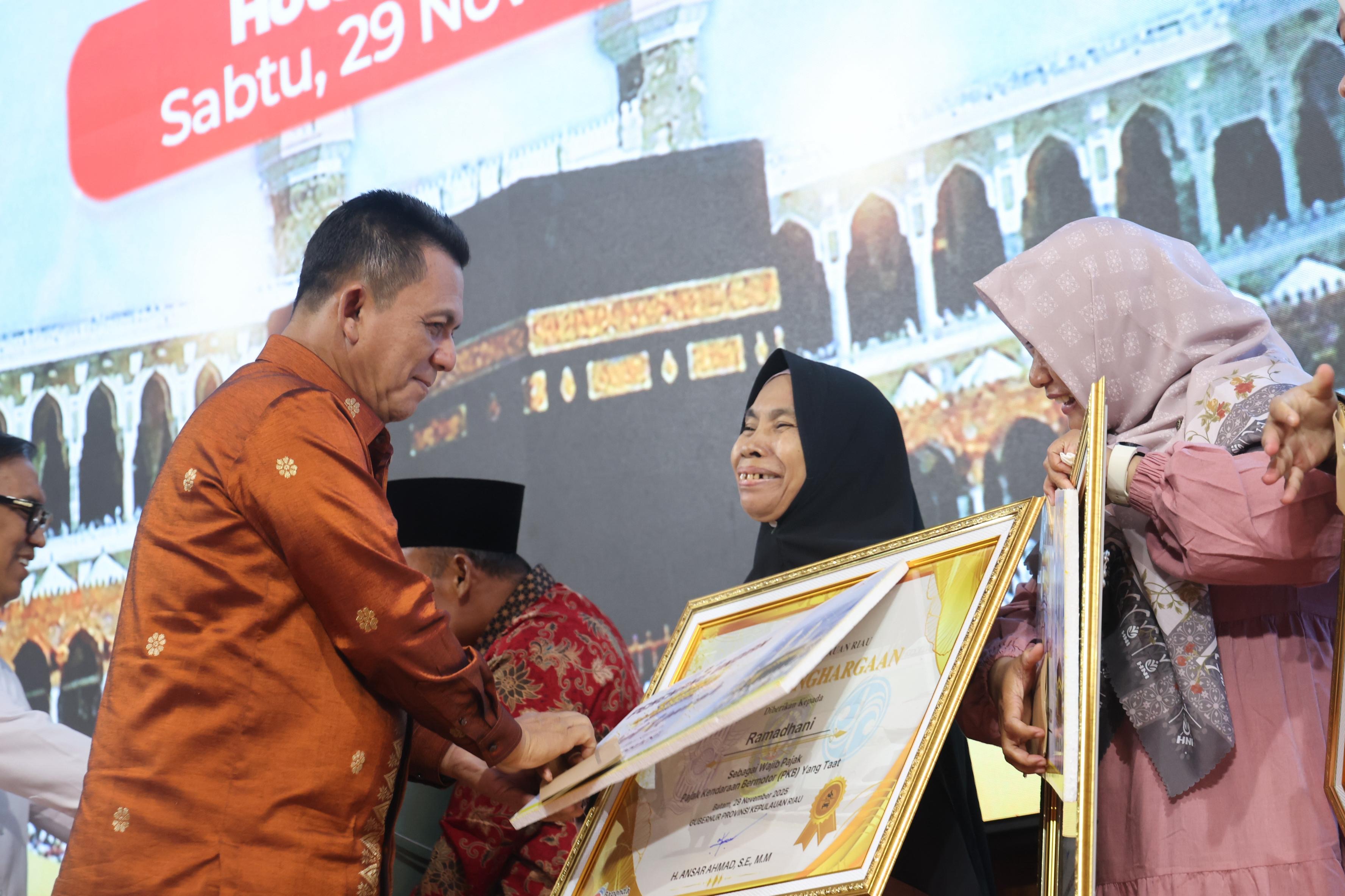 Gubernur Ansar Serahkan Apresiasi Penghargaan Program Gebyar Pajak Kepri 2025