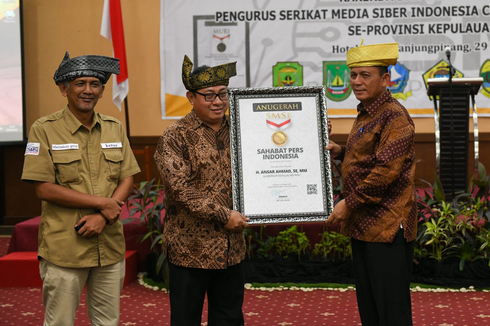 Gubernur Ansar Dianugerahi Sebagai Sahabat Pers Indonesia Oleh SMSI