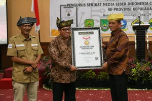 Gubernur Ansar Dianugerahi Sebagai Sahabat Pers Indonesia Oleh SMSI