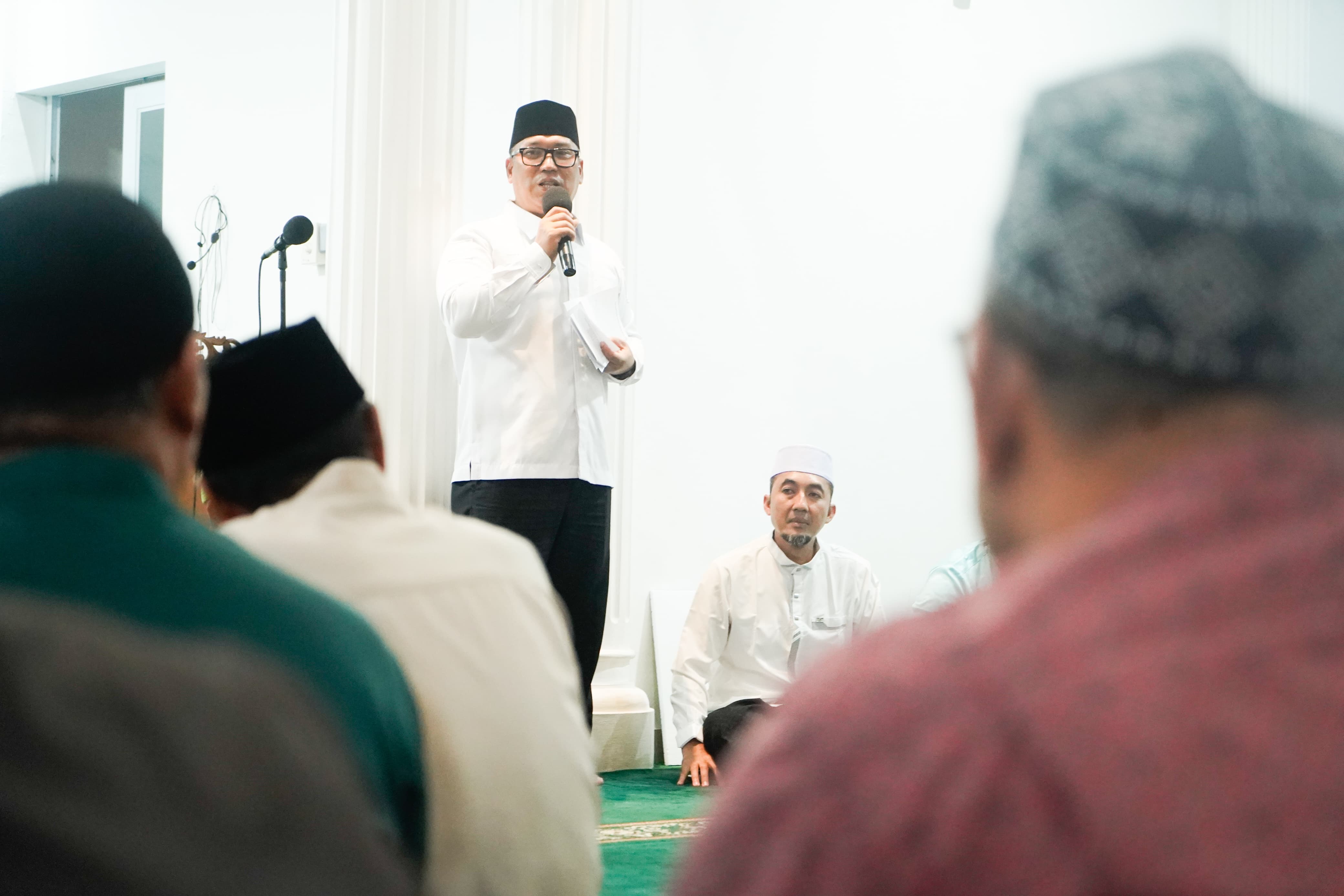 Wagub Nyanyang Safari Ramadan di Dua Masjid Batam, Serahkan Bantuan untuk Yatim dan Dhuafa