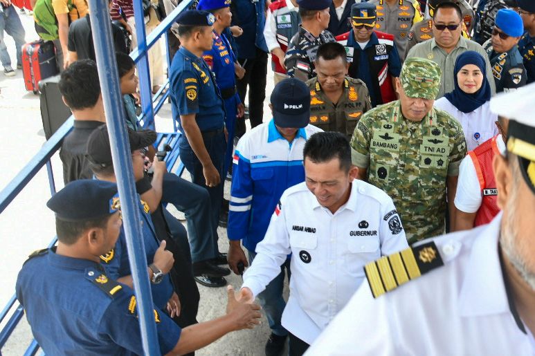 Gubernur Ansar Tinjau Pemudik KM Kelud Tujuan Belawan di Pelabuhan Batu Ampar Batam