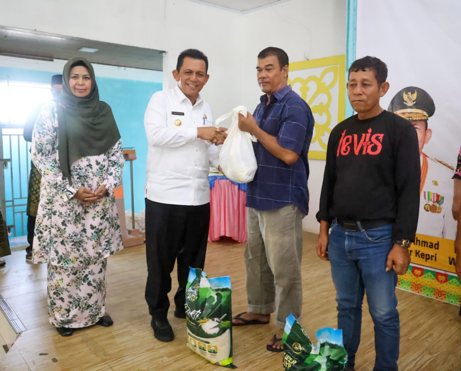 Gubernur Ansar Serahkan Bantuan Sembako Untuk Keluarga DTKS Kabupaten Bintan