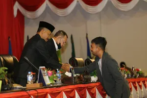 Sekdaprov Adi  Hadiri Sidang Paripurna DPRD Terkait  Laporan Reses Tahun 2022
