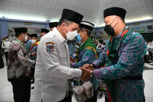 449 JCH Embarkasi Batam Kloter Pertama Dilepas Oleh Gubernur