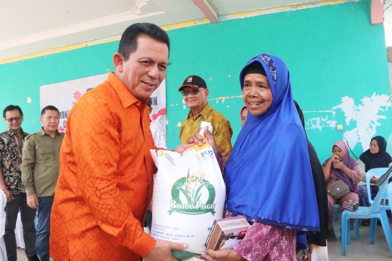 Gubernur Ansar Serahkan Bantuan Beras Tahap II di Nongsa, Kota Batam