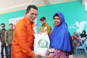 Gubernur Ansar Serahkan Bantuan Beras Tahap II di Nongsa, Kota Batam