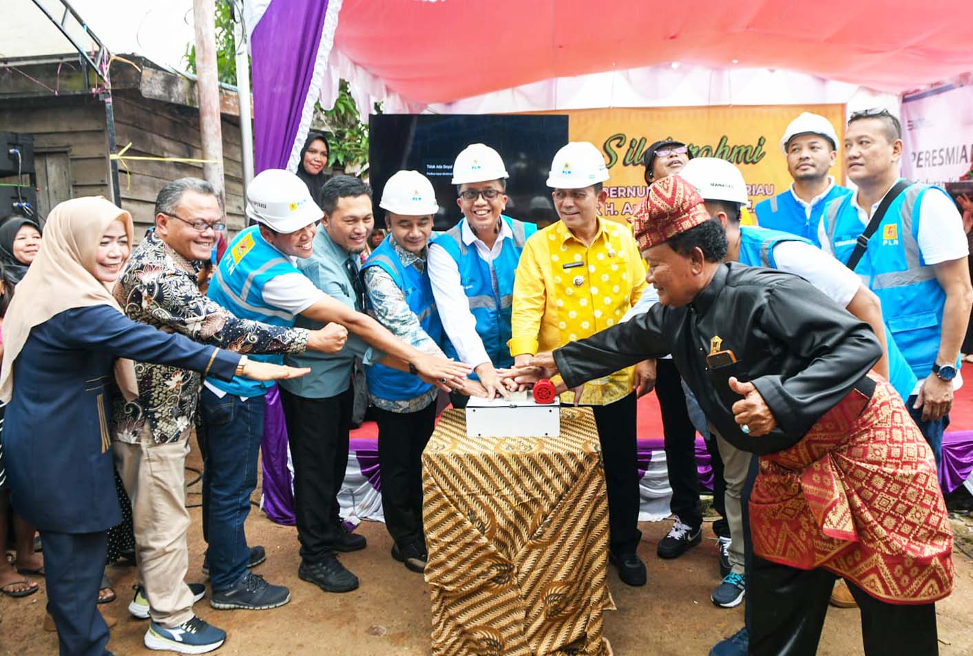 Ansar Resmikan Pengoperasian Saluran Kabel Laut Tegangan Menengah 20 kV di Pulau Buluh, Setelah 64 Tahun Kini Listrik Nyala 24 Jam