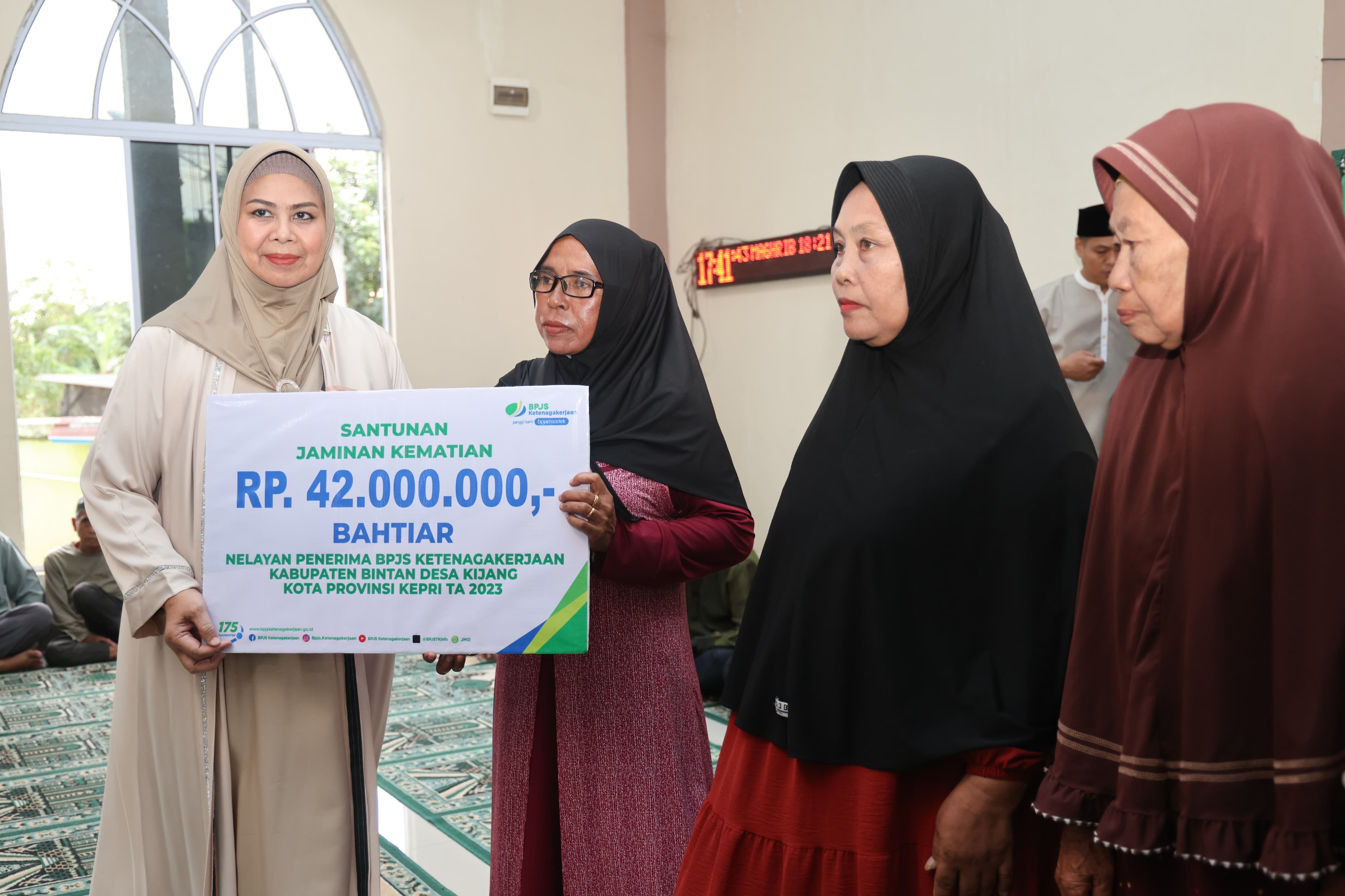 Safari Ramadan di Bintan, Wagub Nyanyang Salurkan Zakat dan Bantuan Rumah Ibadah Sebesar Rp200 Juta