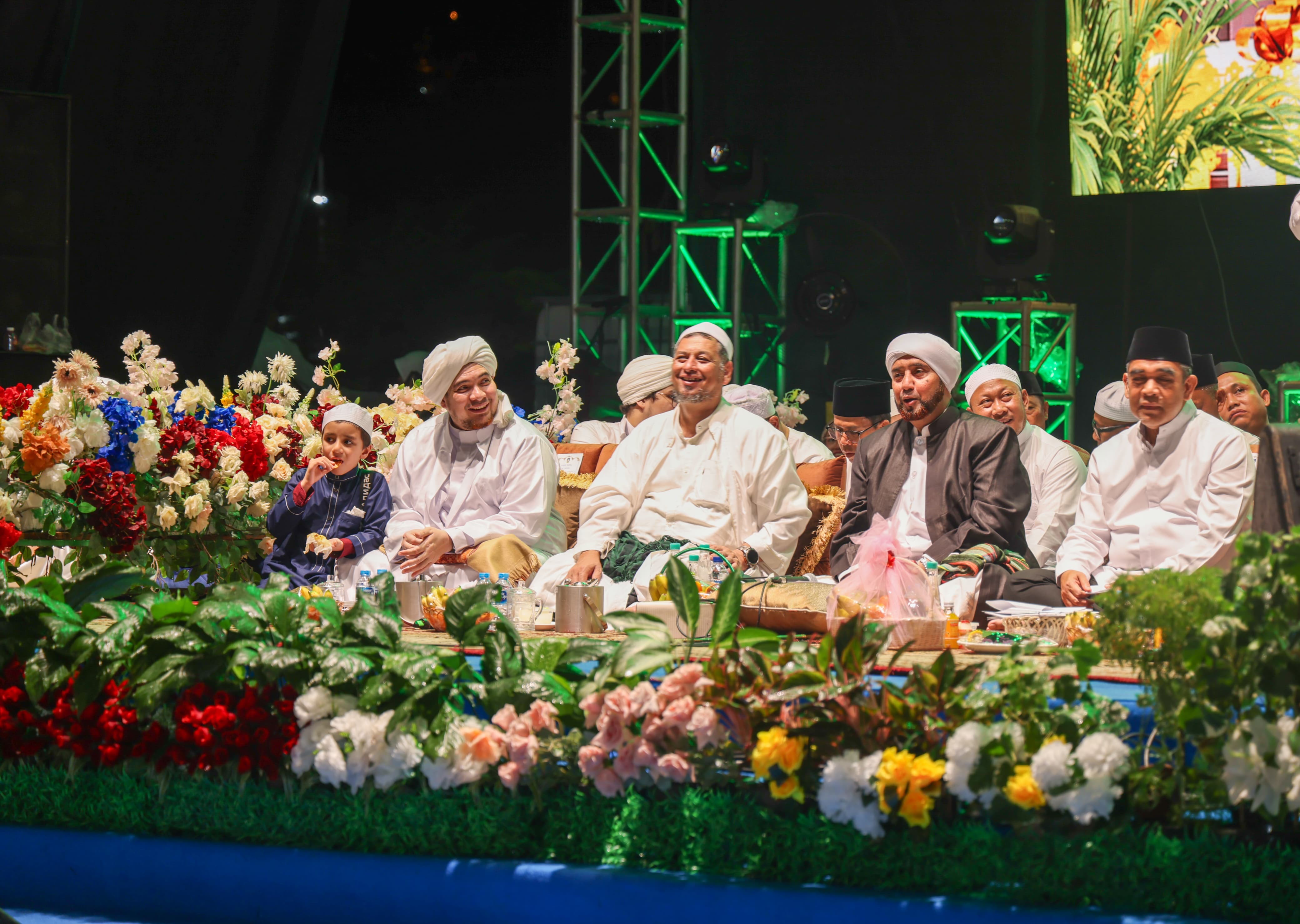 Syahdunya Kepri Bersholawat, Ribuan Jamaah Bersatu di Gurindam 12