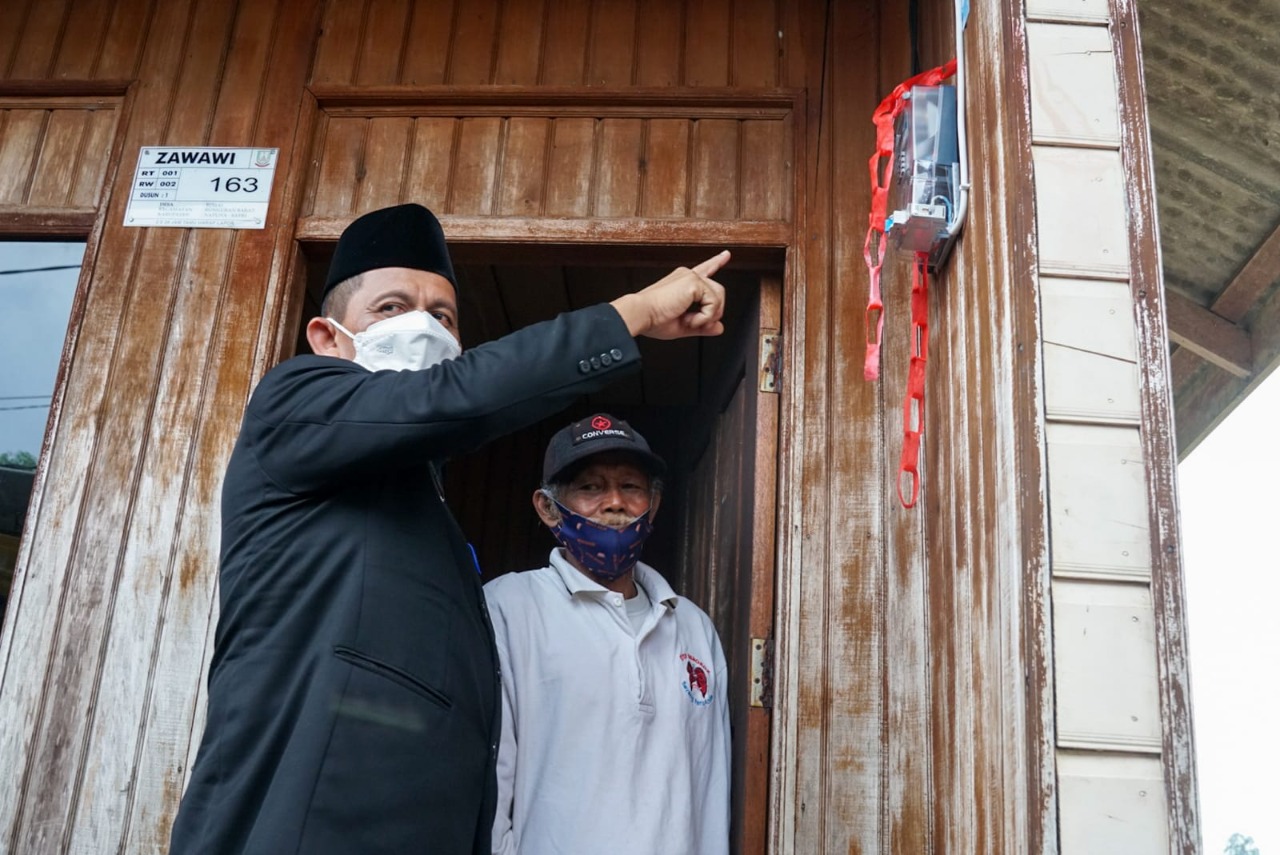 Gubernur Ansar Serahkan Bantuan Instalasi Listrik & CSR