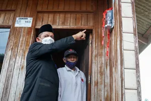 Gubernur Ansar Serahkan Bantuan Instalasi Listrik & CSR