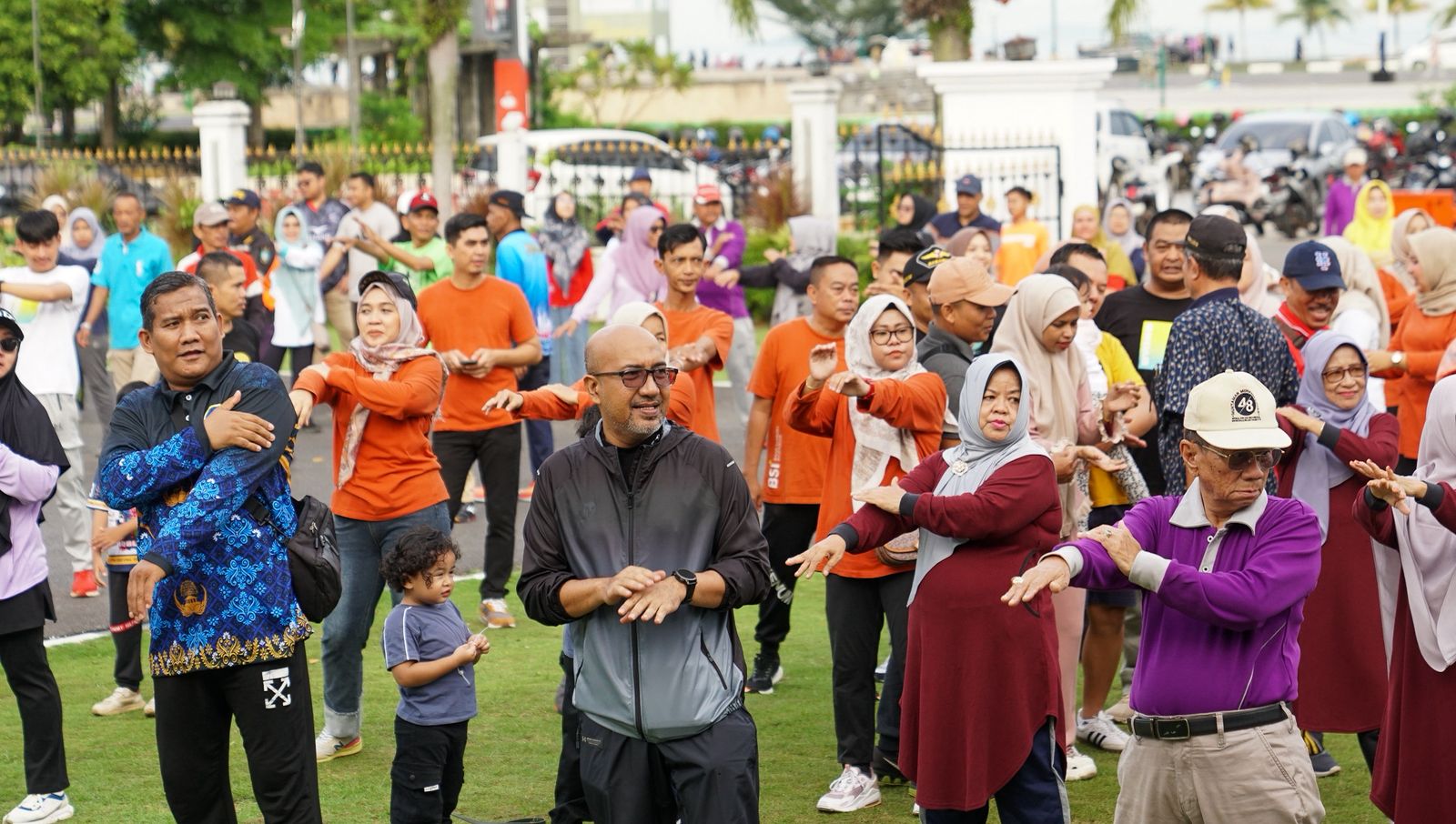 Pj. Sekdaprov Luki Hadiri Senam dan Jalan Sehat HUT KORPRI 2025, Tekankan Semangat Kebersamaan ASN