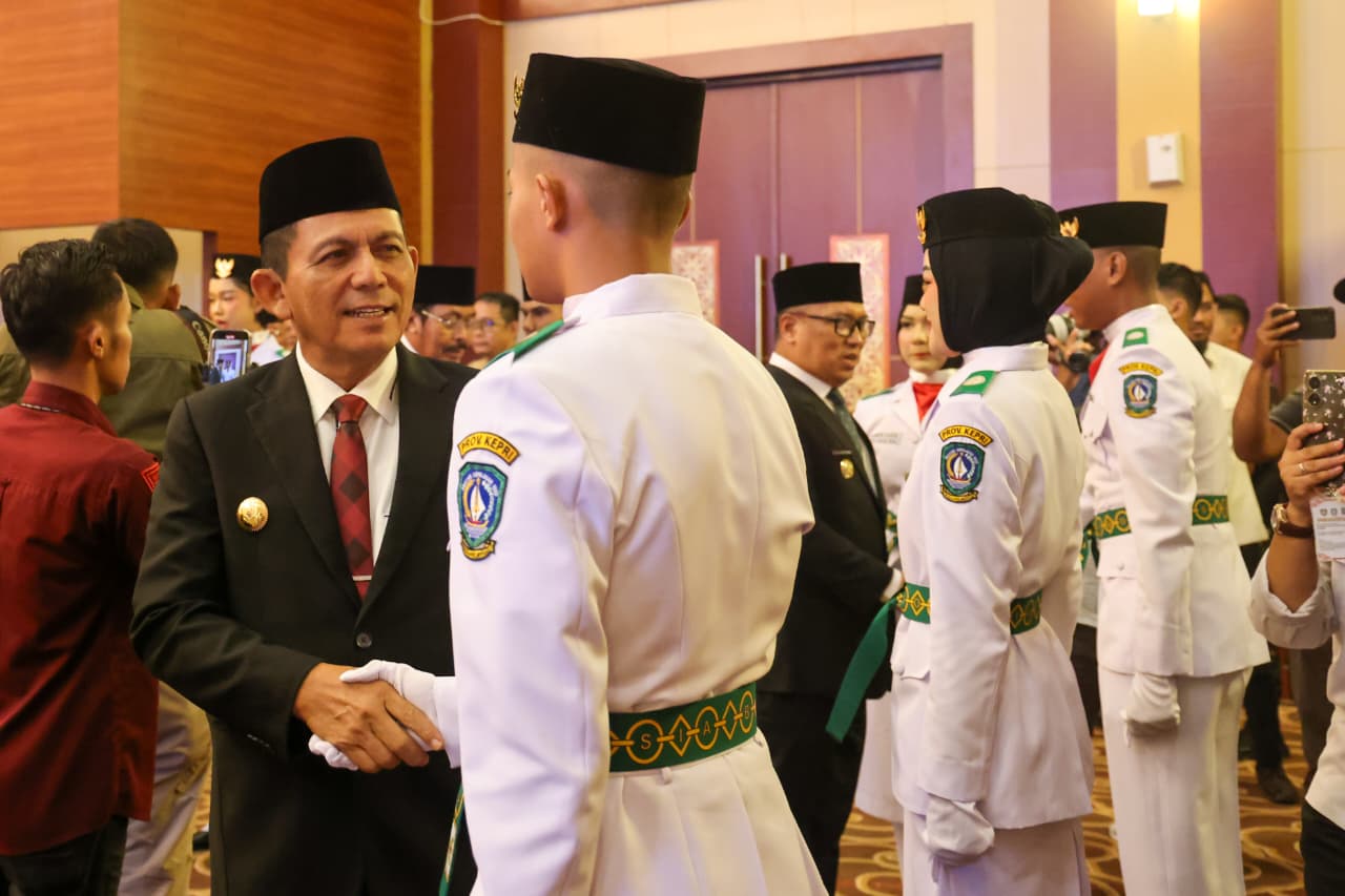 Gubernur Ansar Kukuhkan 33 Paskibraka Kepri 2025, Siap Kibarkan Merah Putih di HUT RI ke-80